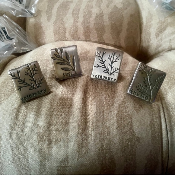 6 Cabinet knobs, 1-1/8” - Picture 1 of 8